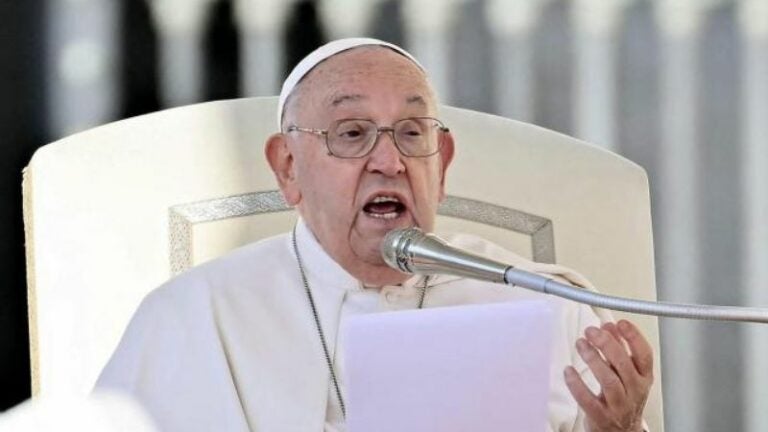 Papa Francisco insta a erradicar el acoso escolar para promover la paz