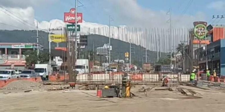 Avanza construcción de puente a desnivel en Villanueva, Cortés