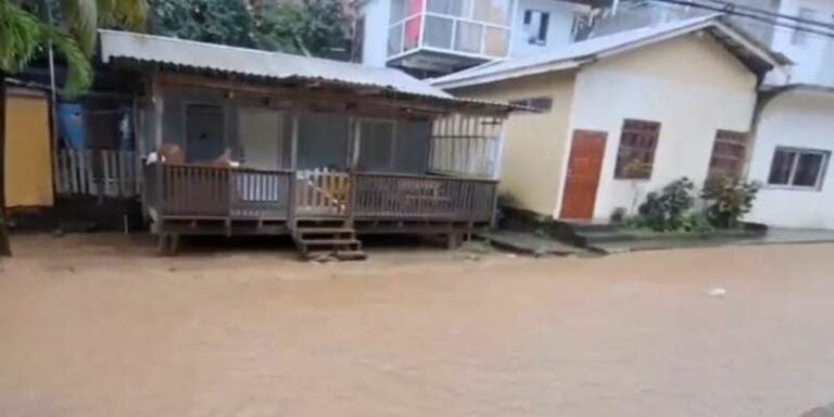 Roatán enfrenta nueva inundación tras desbordamiento de quebrada