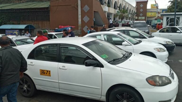 Taxistas en Tegucigalpa amenazan con incremento de 10 lempiras al pasaje