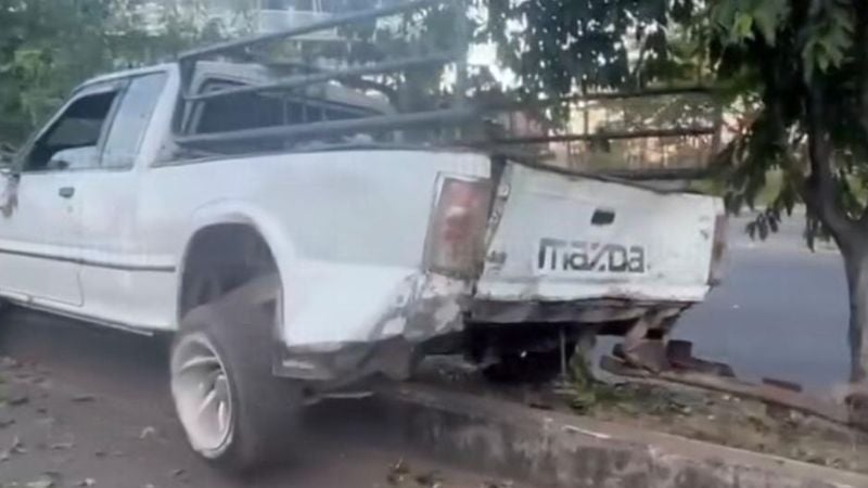 Conductor choca contra árboles en el anillo periférico tras ser embestido
