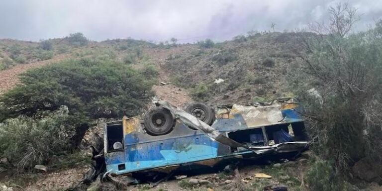 Tragedia en Bolivia: al menos 30 muertos tras accidente de autobús