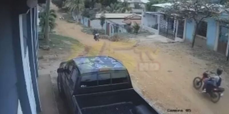 VIDEO: Por esquivar a un perro, motociclistas se estrellan en Olancho