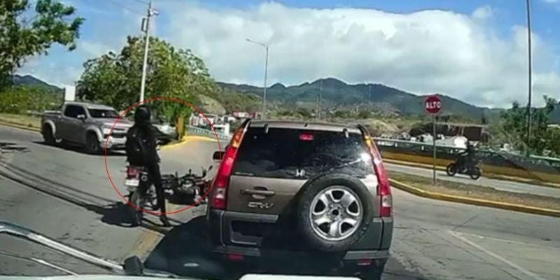 Motociclista arrolla a joven en el Anillo Periférico y se da a la fuga, captado en video