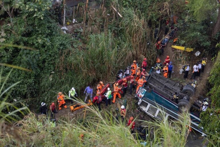 Guatemalteco pierde a su esposa y tres hijos en accidente de bus: «Sigo creyendo que no son ellos»