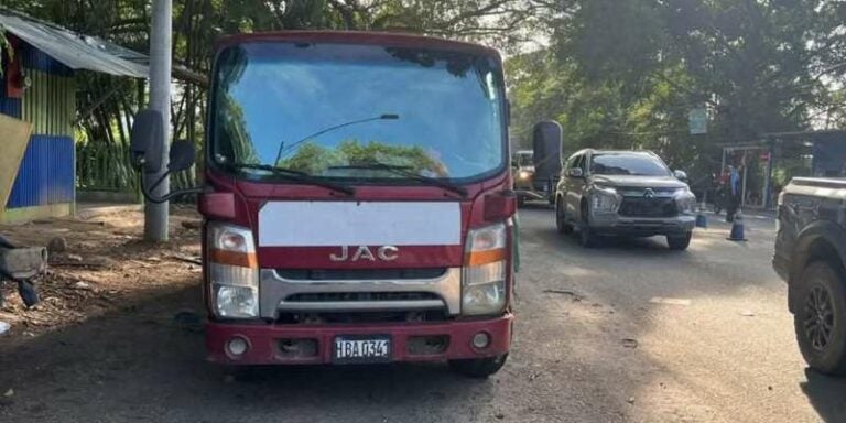 Detienen a hombre con camión repleto de cervezas de contrabando en La Ceiba