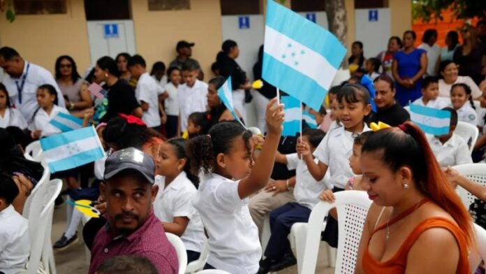 Estudiantes hondureños irán a clases los sábados