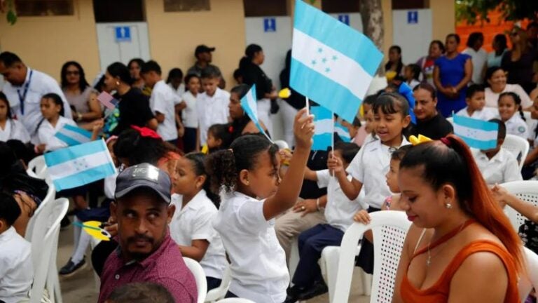 Estudiantes hondureños irán a clases los sábados