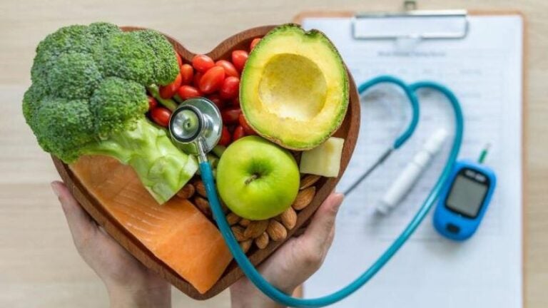 ¿Colesterol alto? Estos alimentos podrían ser tu mejor medicina