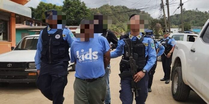 Captura a hombre por abusar sexualmente de su hijo de 9 años y su hijastra de 11 años en El Paraíso