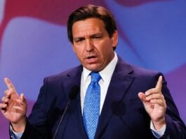 Ron DeSantis propone bloquear el envío de dinero por parte de inmigrantes indocumentados