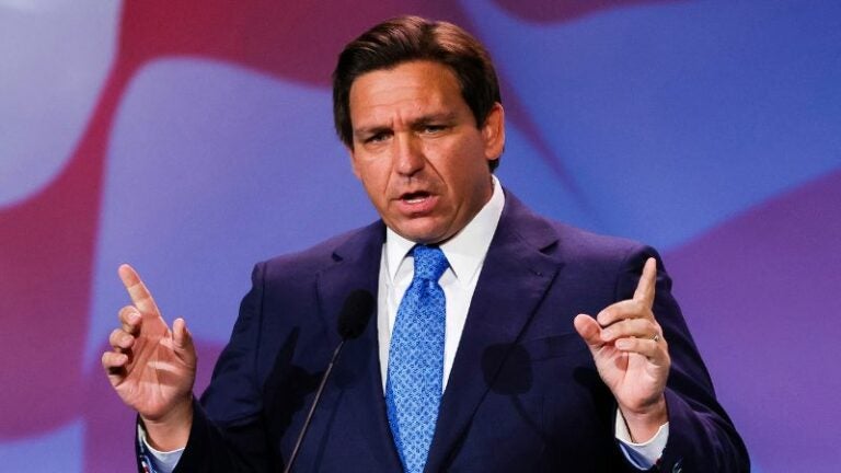 Ron DeSantis propone bloquear el envío de dinero por parte de inmigrantes indocumentados