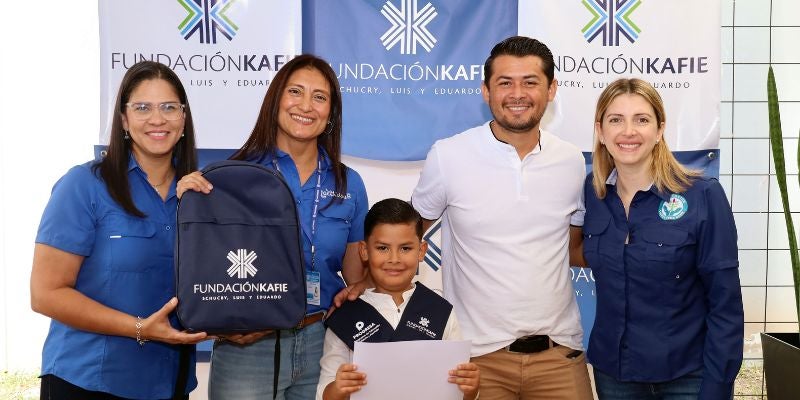 Fundación Kafie impulsa sueños al entregar 148 becas de estudio