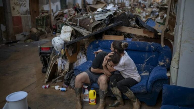 España otorga residencia a migrantes afectados por la DANA