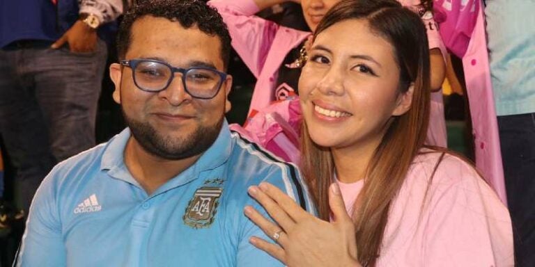 Pareja se compromete en pleno partido, con el astro argentino como testigo