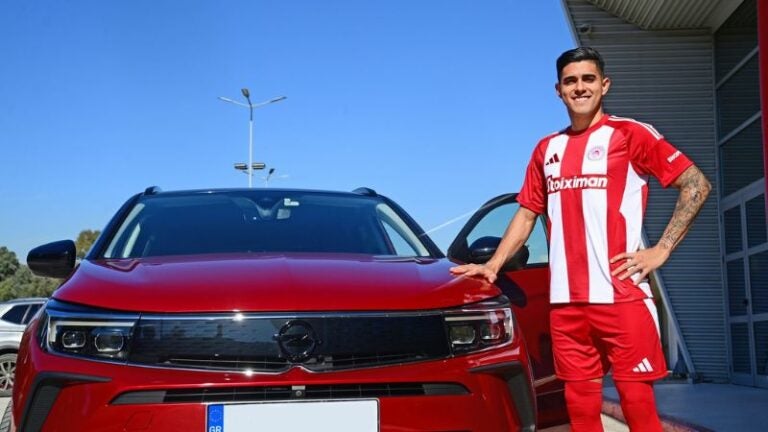 ¡Con un carro de lujo! Así recibieron a Luis Palma en su nuevo equipo