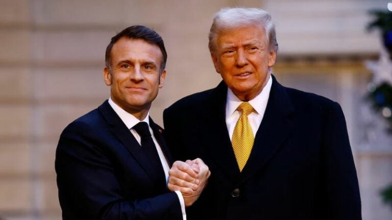 Macron viaja a USA para pedir que Europa y Zelensky sean parte de la paz en Ucrania