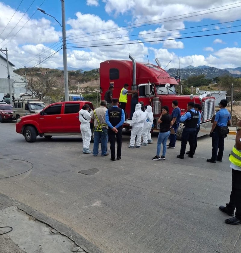 Hombre es encontrado muerto furgón