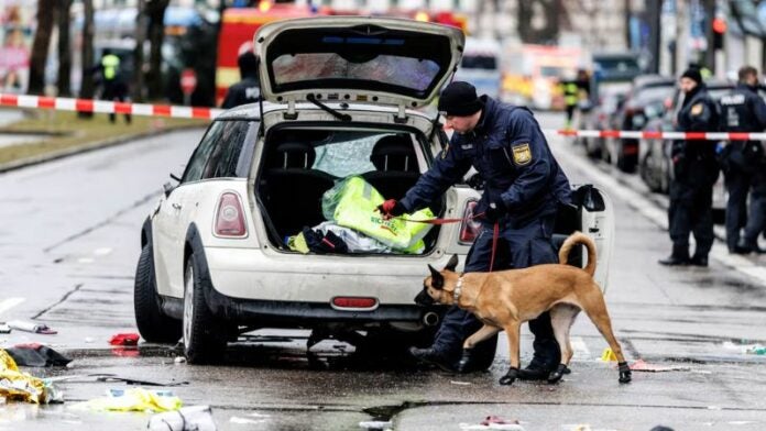 Pánico en Múnich: Coche embiste a multitud