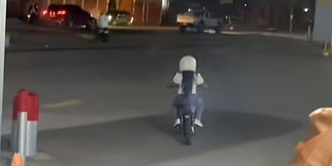 ¿Imprudencia de los padres ?Una niña es captada conduciendo motocicleta en plena capital