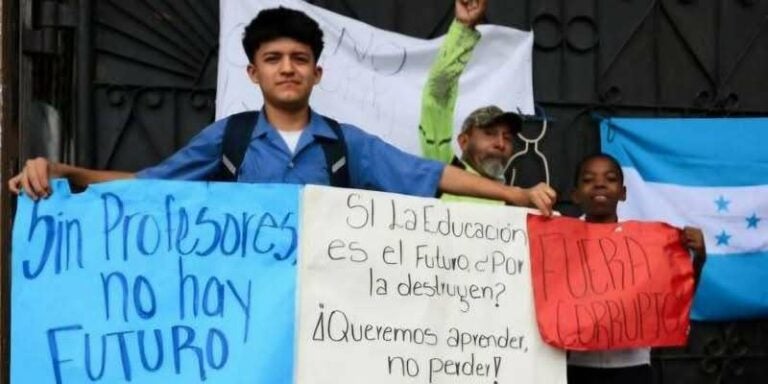 Protesta en el Primero de Mayo ante la amenaza de eliminar Robótica y reducir docentes