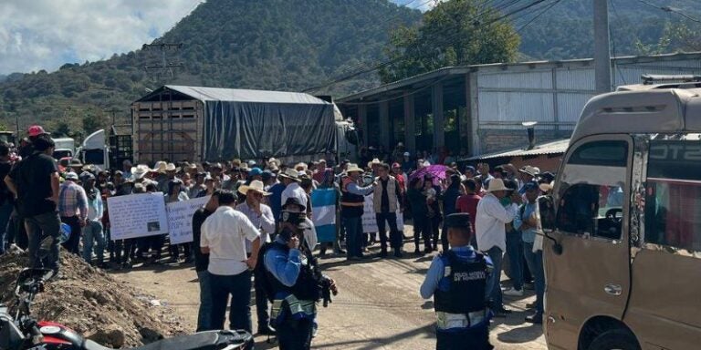 Productores de cebolla levantan protesta tras lograr reunión con el gobierno