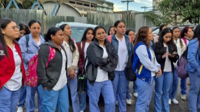 Estudiantes de enfemería de la UNAH protestan