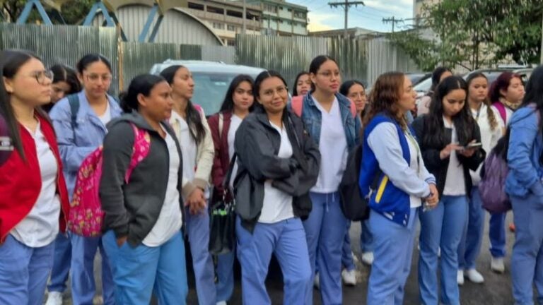 Estudiantes de enfemería de la UNAH protestan