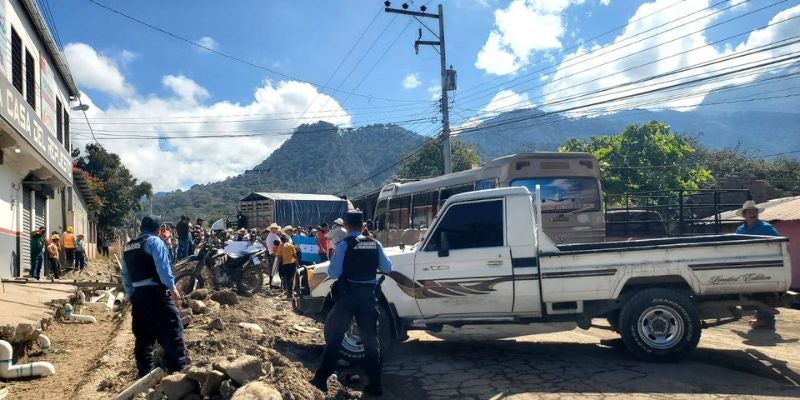 Productores de cebolla bloquean la CA-4 en protesta en Ocotepeque