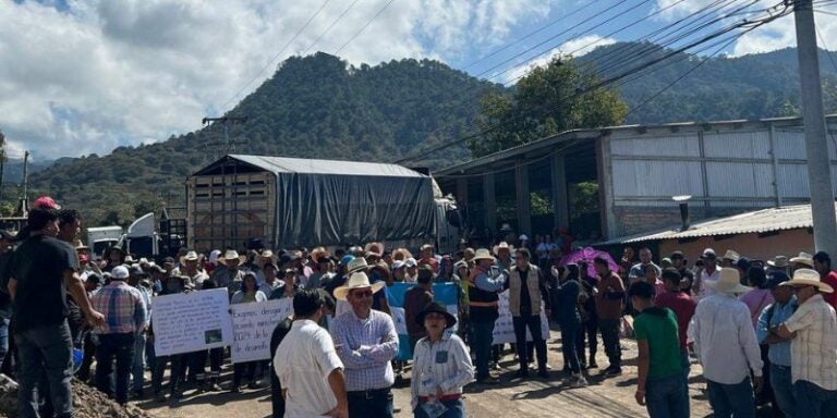 Productores de cebolla bloquean la CA-4 en protesta en Ocotepeque