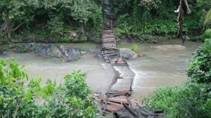 Pánico en Catacamas puente de hamaca colapsa