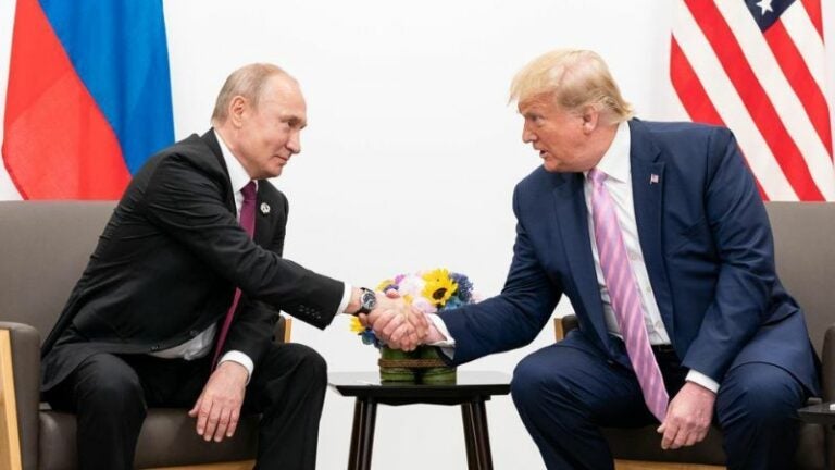 Trump anuncia acuerdo con Putin para negociar el fin de la guerra en Ucrania