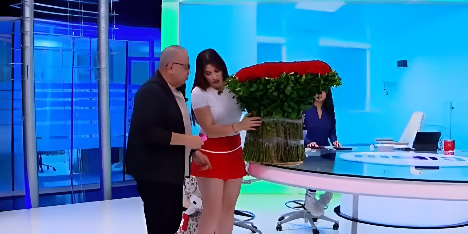 "Se quedó sin rosas, Honduras": Eduardo Maldonado reacciona al regalo que recibió Carolina Lanza