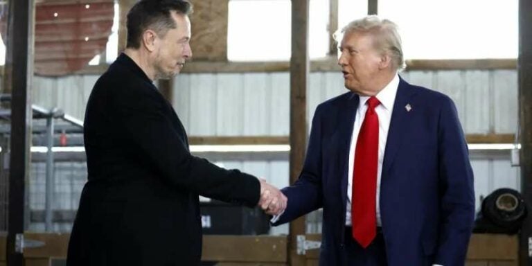 Trump y Musk se unen para «tirar la burocracia a la basura» y frenar el déficit fiscal