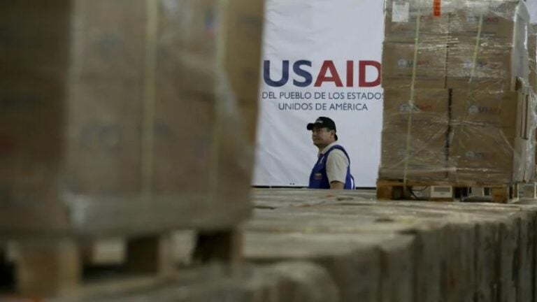 Trabajadores de USAID buscan respuestas