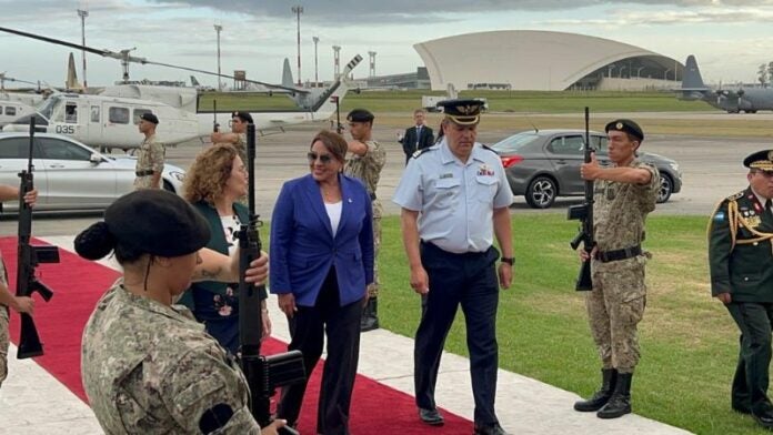 Presidenta Castro llega a Uruguay