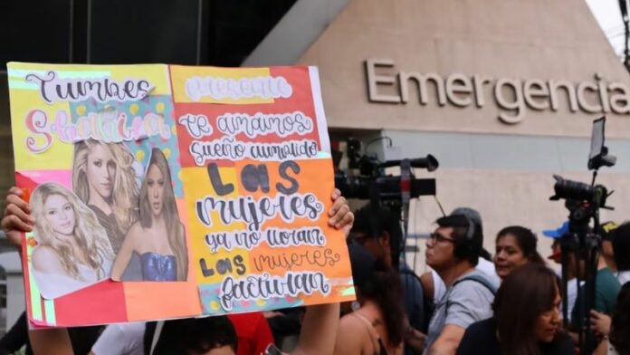 fans hospital Perú Shakira