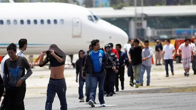 Regreso a casa: 61 hondureños retornados de EE. UU. aterrizan en San Pedro Sula