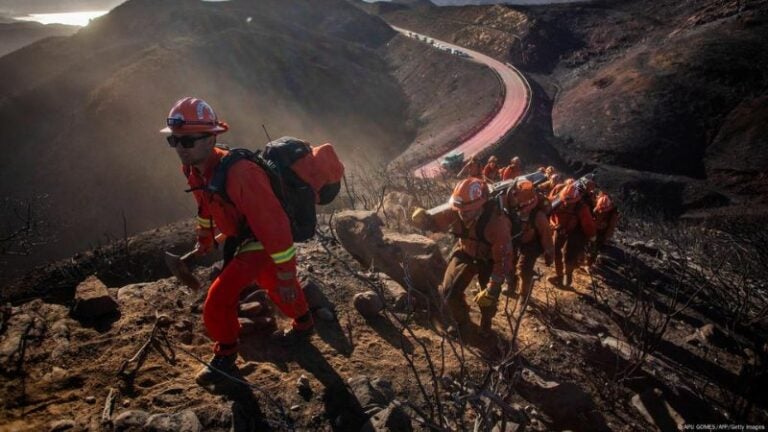 Luego de tres semanas de lucha, logran controlar incendios en Los Ángeles