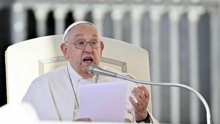 El papa urge a gobernantes cristianos a negociar el fin de las guerras