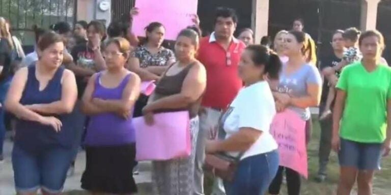 Madres estuvieron a punto de irse a los golpes por donación de mochilas en SPS