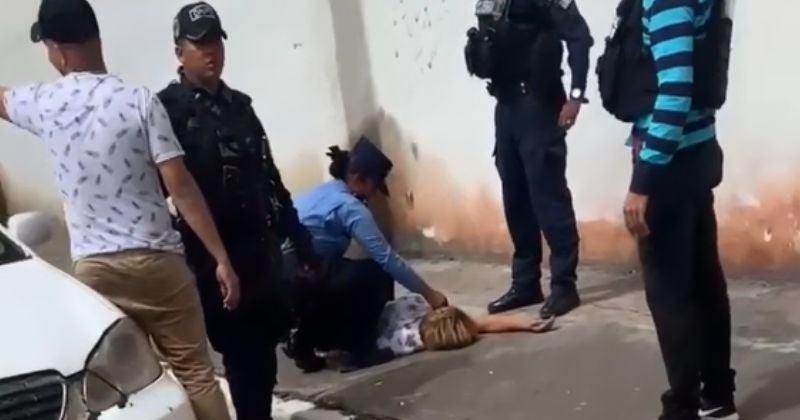 ¡Qué nervios!, mujer se desmaya al ser requerida por un policía en La Ceiba