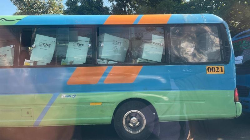 Los buses públicos salían cargados para realizar el traslado de las maletas electorales. 