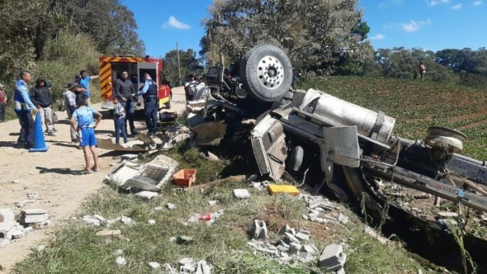 El camión perdió el control y cayó a un lado de la carretera.