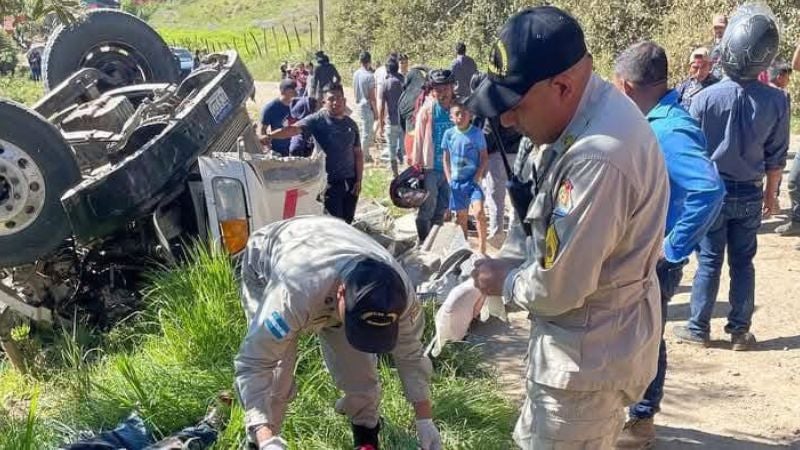 El Cuerpo de Bomberos acudió al lugar para brindarle asistencia médica a las víctimas del accidente. 