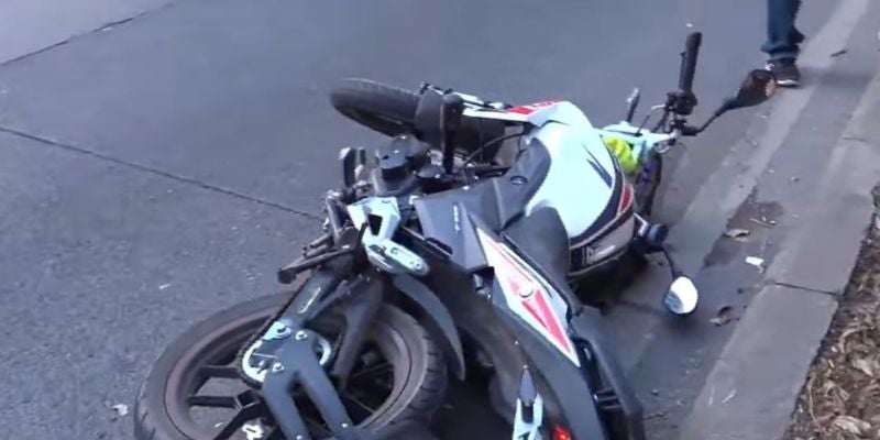 Hombre pierde la vida al volcarse en su motocicleta en pleno centro de la capital