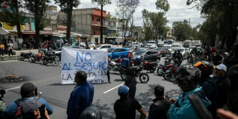 Bloqueos en Guatemala dejan varados a conductores hondureños en la carretera