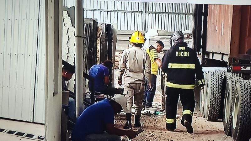 El Cuerpo de Bomberos acudió a la bodega para poder brindarle ayuda a los afectados en el accidente. 