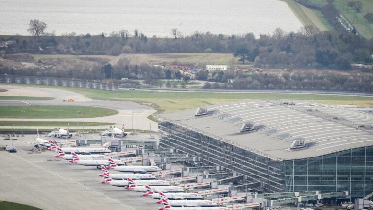 Vuelven operaciones Heathrow incendio