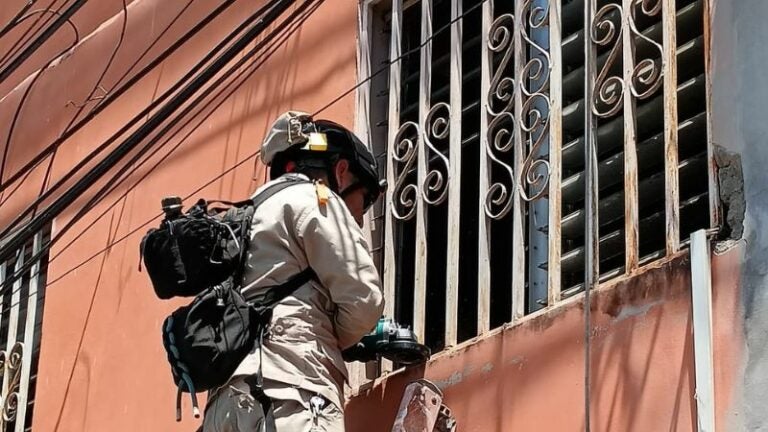 Bomberos salvan niña atrapada